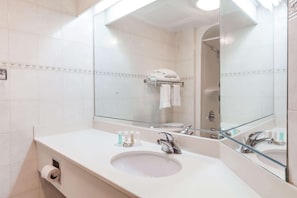 Tina profunda, regadera con hidromasaje, amenidades de baño gratuitas