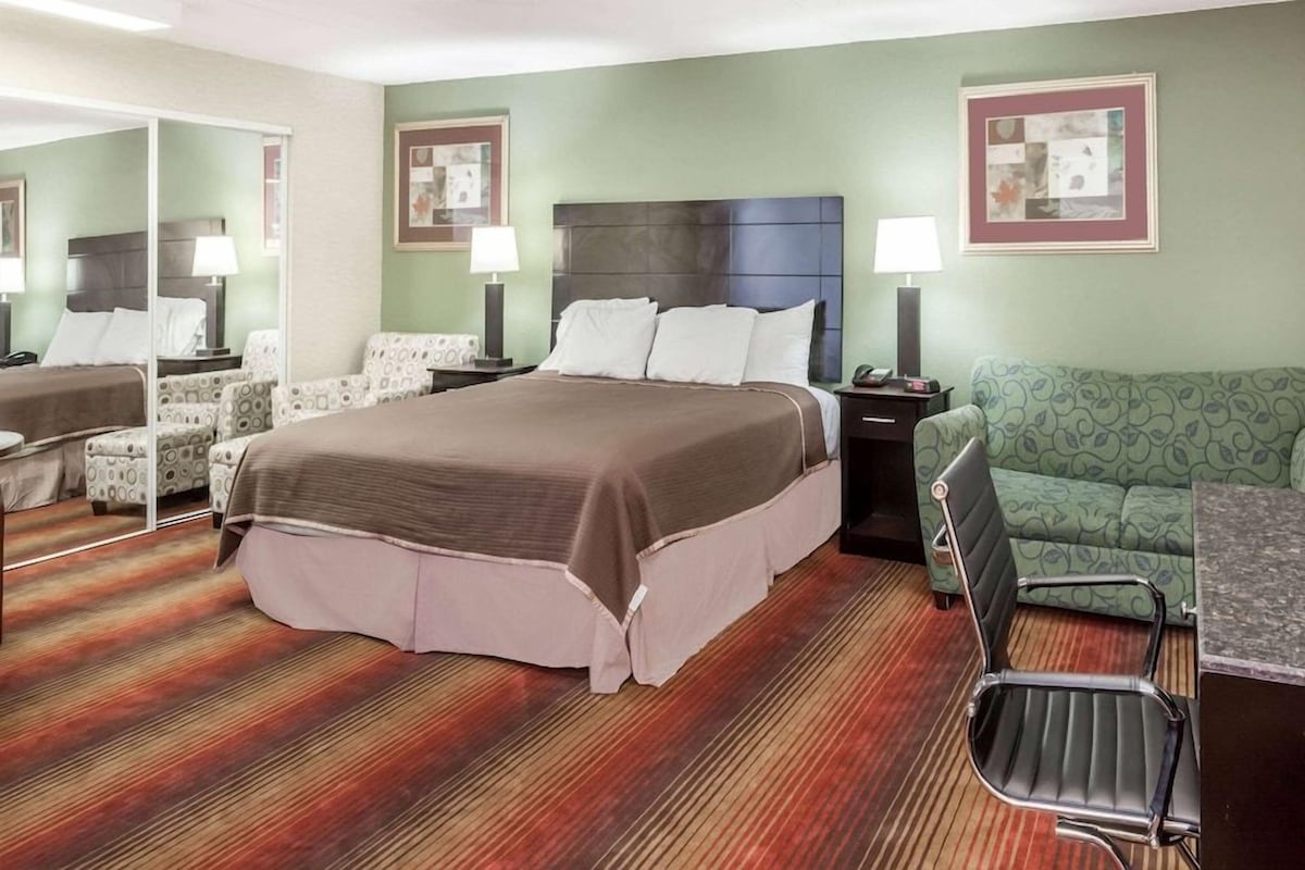 Tempur-Pedic beds, in-room safe, desk, soundproofing