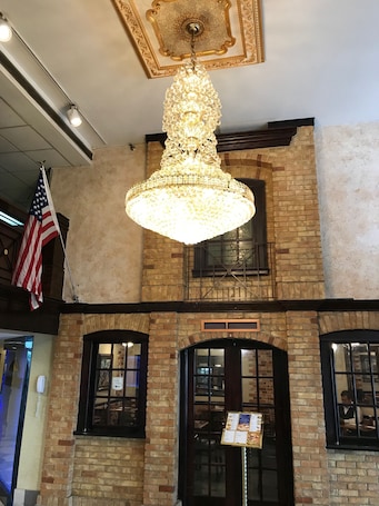 Lobby. Howard Johnson Hotel by Wyndham Newark Airport