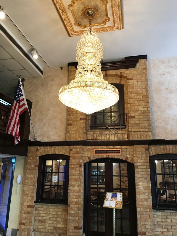 Lobby - Howard Johnson Hotel by Wyndham Newark Airport (Newark)