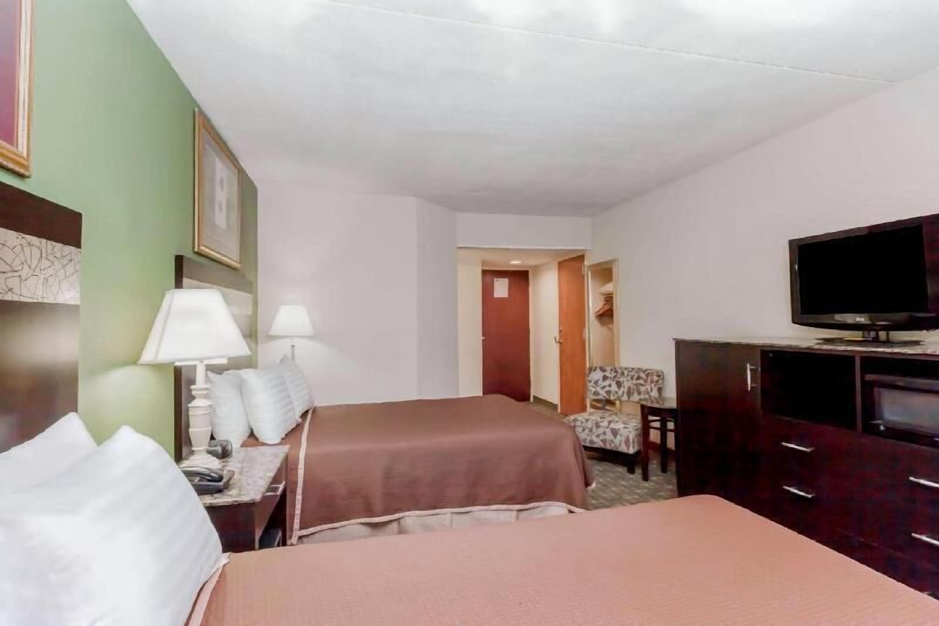 Camas Tempur-Pedic y caja de seguridad en la habitación 