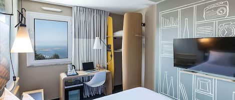 1 bedroom, down duvets, desk, blackout curtains
