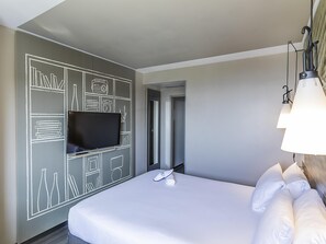 Superior Double Room, 1 Double Bed, River View | 1 bedroom, down comforters, desk, blackout drapes - ibis Porto Gaia (Vila Nova de Gaia)