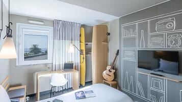 Standard-Zweibettzimmer, 2 Einzelbetten | 1 Schlafzimmer, Daunenbettdecken, Schreibtisch, Verdunkelungsvorhänge