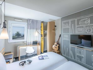 Habitación estándar con 2 camas individuales, 2 camas individuales | 1 dormitorio, edredones de plumas, escritorio y cortinas opacas