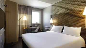 1 habitación, cubrecamas, escritorio y cortinas blackout