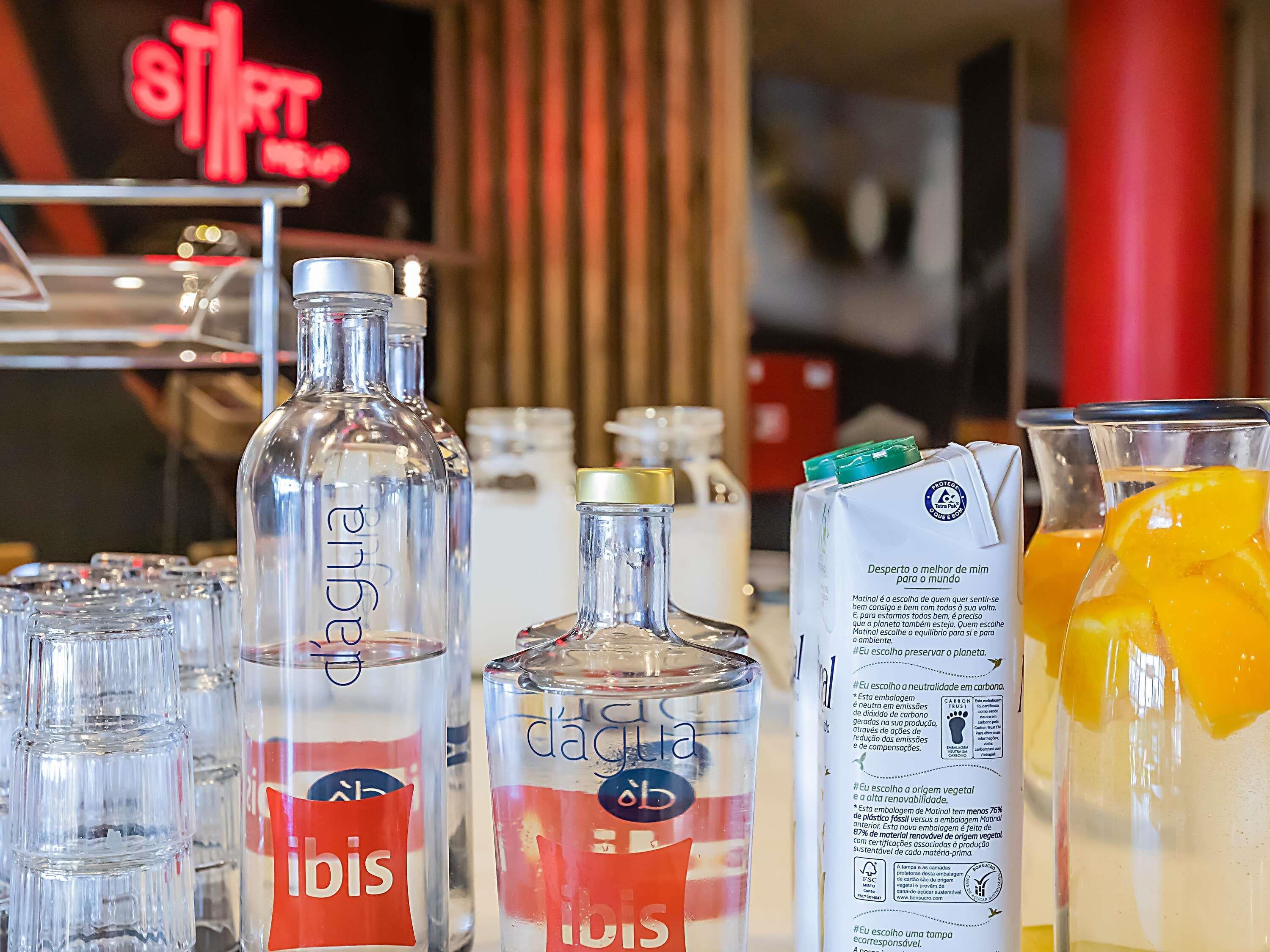 Una exhibición de bebidas con diferentes recipientes y un cartón de leche.