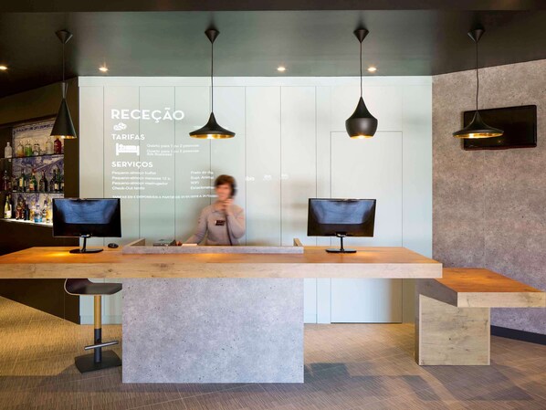 Reception - ibis Porto Gaia (Vila Nova de Gaia)