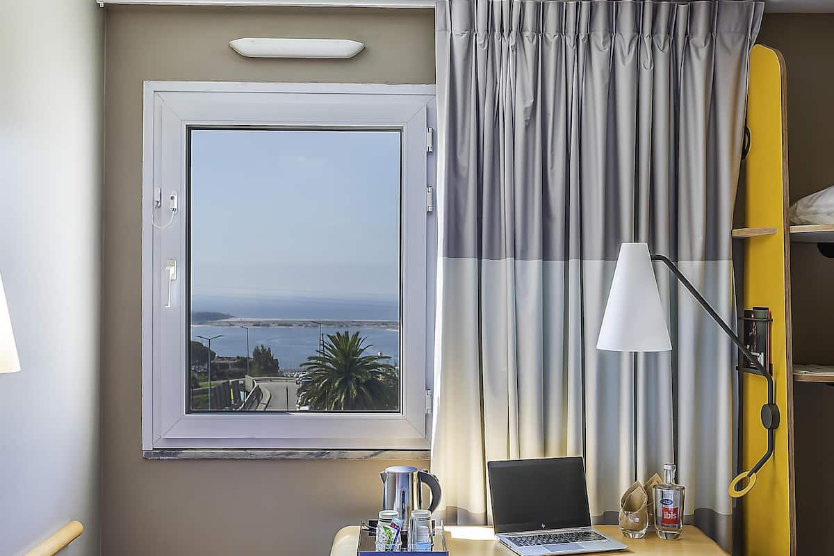 Dobbeltrom – superior, 1 dobbeltseng, elveutsikt | 1 soverom, dundyner, skrivebord og blendingsgardiner