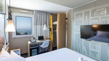 1 bedroom, down comforters, desk, blackout drapes