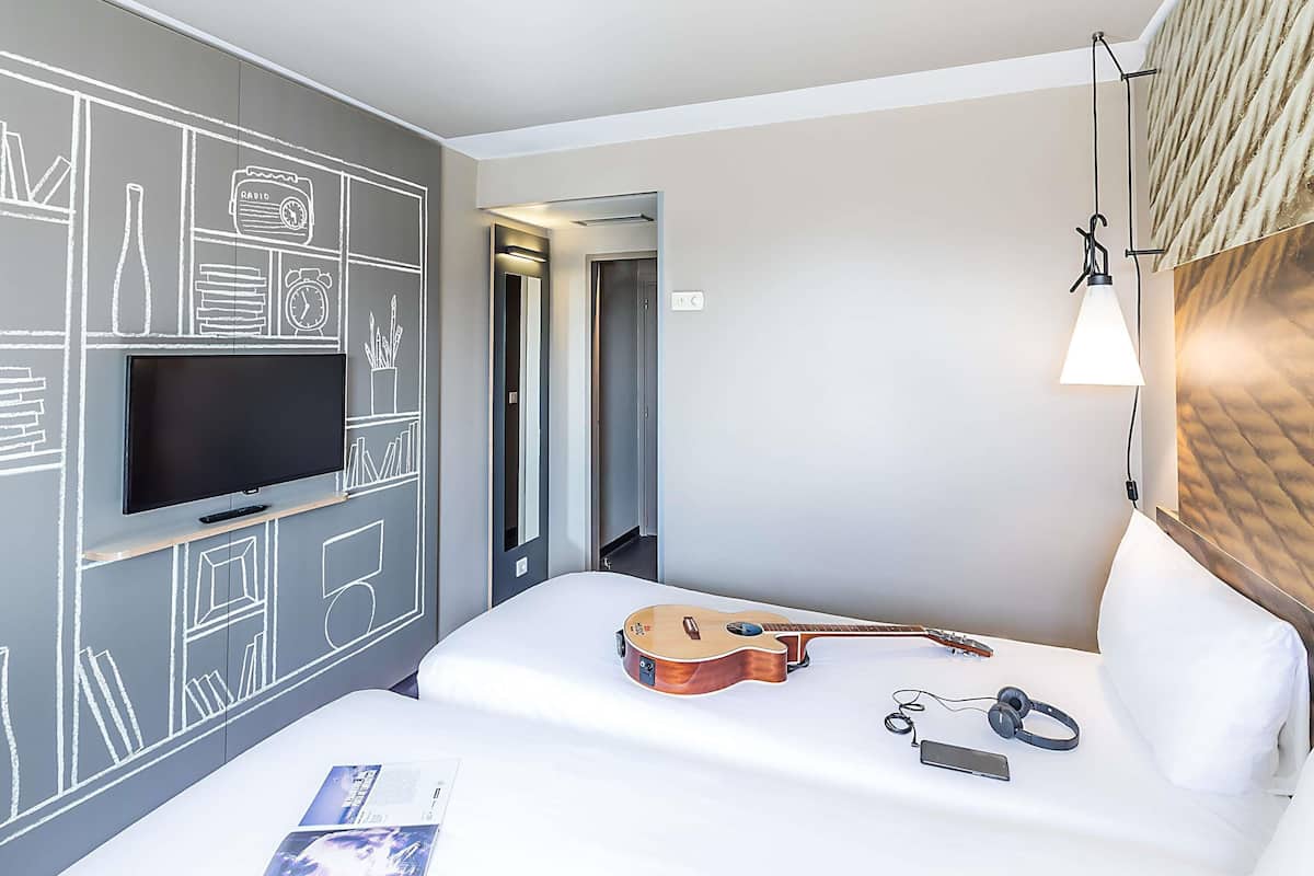 Standard-Zweibettzimmer, 2 Einzelbetten | 1 Schlafzimmer, Daunenbettdecken, Schreibtisch, Verdunkelungsvorhänge