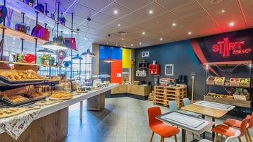 Café da manhã com buffet todos os dias mediante uma taxa