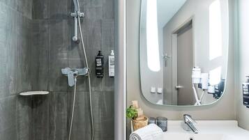 Phòng đôi Superior, 1 giường đôi, quang cảnh sông | 1 phòng ngủ, chăn bông, bàn, màn/rèm cản sáng