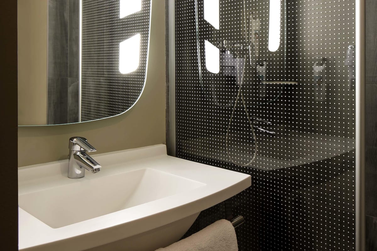 Habitación estándar con 2 camas individuales, 2 camas individuales | 1 habitación, edredón, escritorio y cortinas blackout