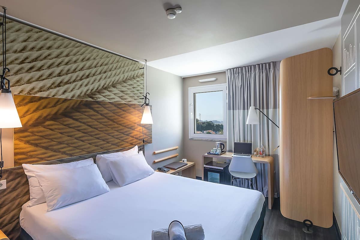 Habitación doble superior, 1 cama matrimonial, vista al río | 1 habitación, edredón, escritorio y cortinas blackout