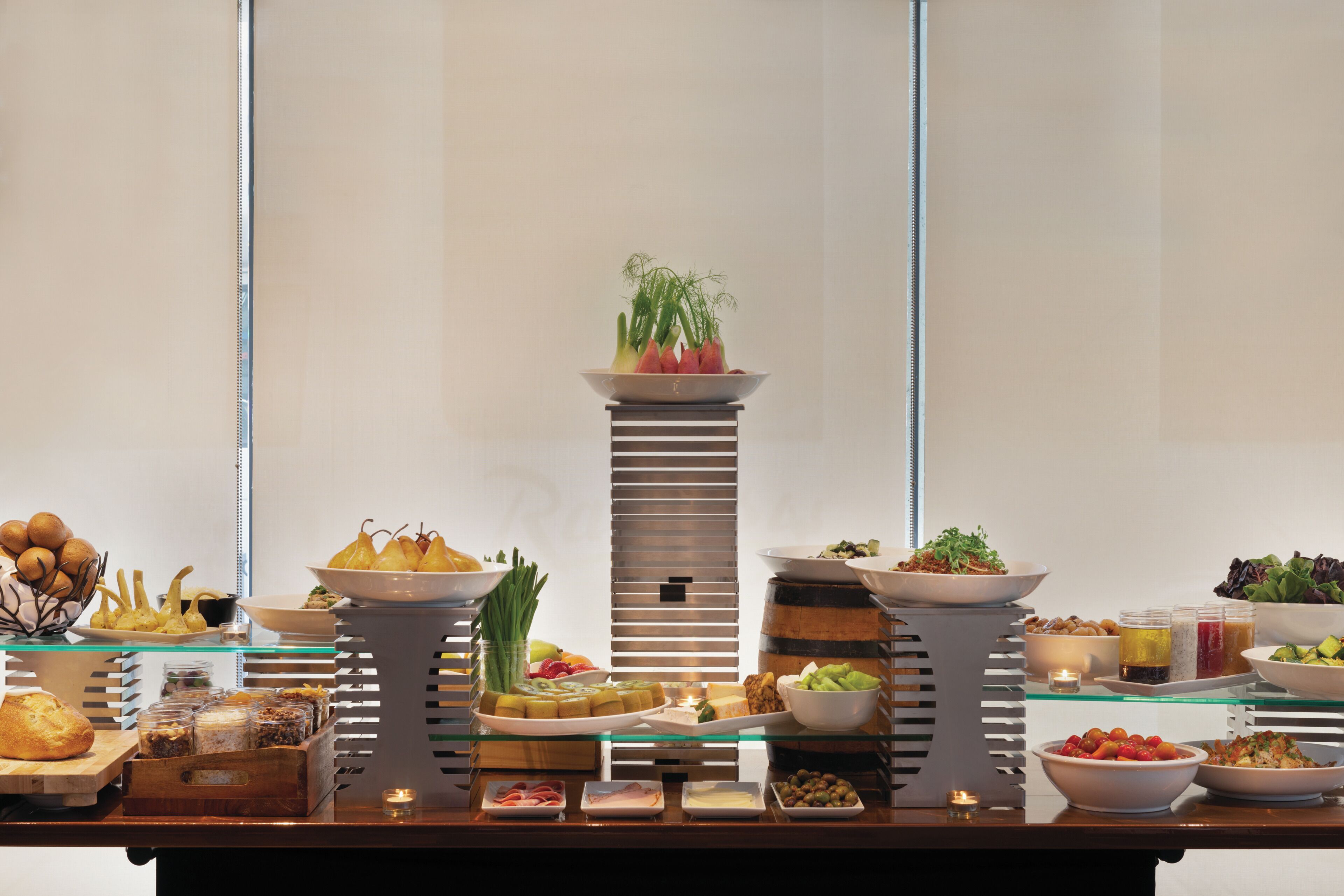 Un buffet proposant une variété de plats et agrémenté d’une plante décorative placée au centre.