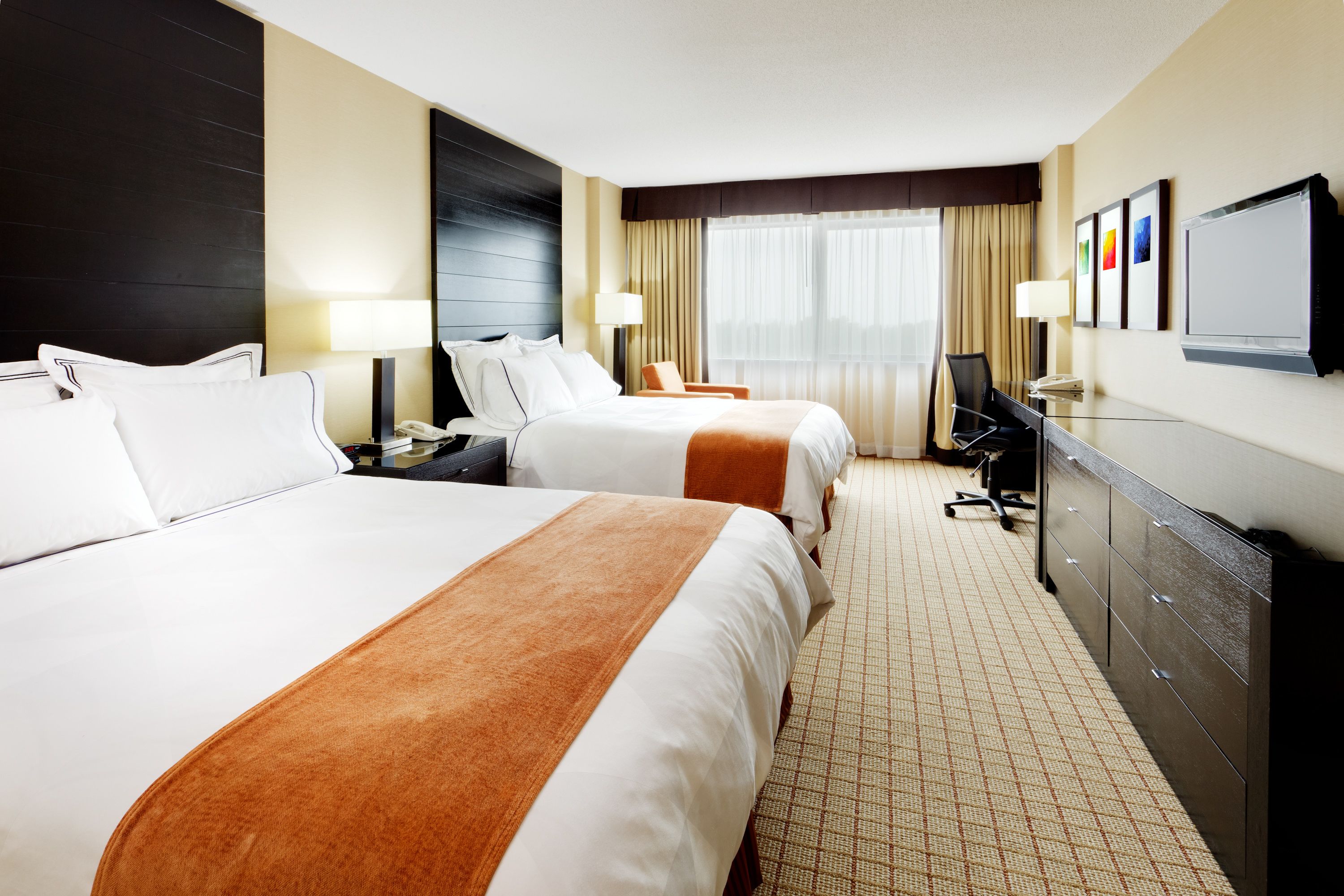 premium bedding, pillow-top beds, in-room safe, desk