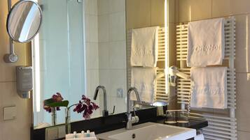 Shower, hair dryer, towels