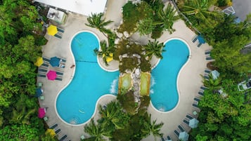 2 piscinas al aire libre, sombrillas, sillones reclinables de piscina