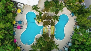 2 Außenpools, Sonnenschirme, Liegestühle