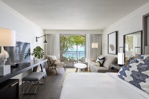 Room, 1 King Bed (Partial Waterfront View) | Vista do quarto