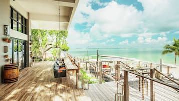 2 restaurants, serveren ontbijt