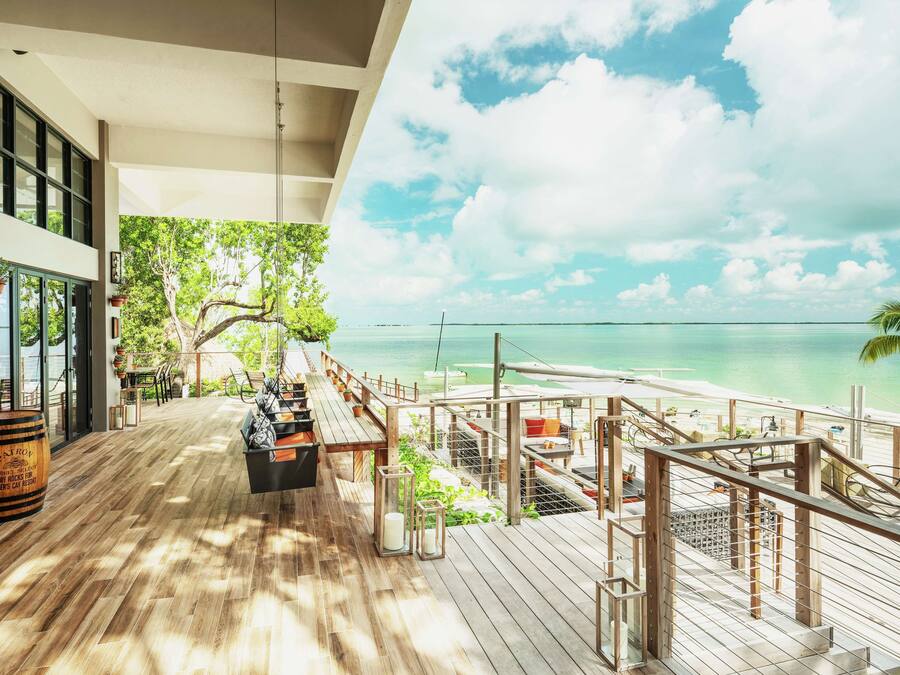 2 restaurantes, é servido café da manhã