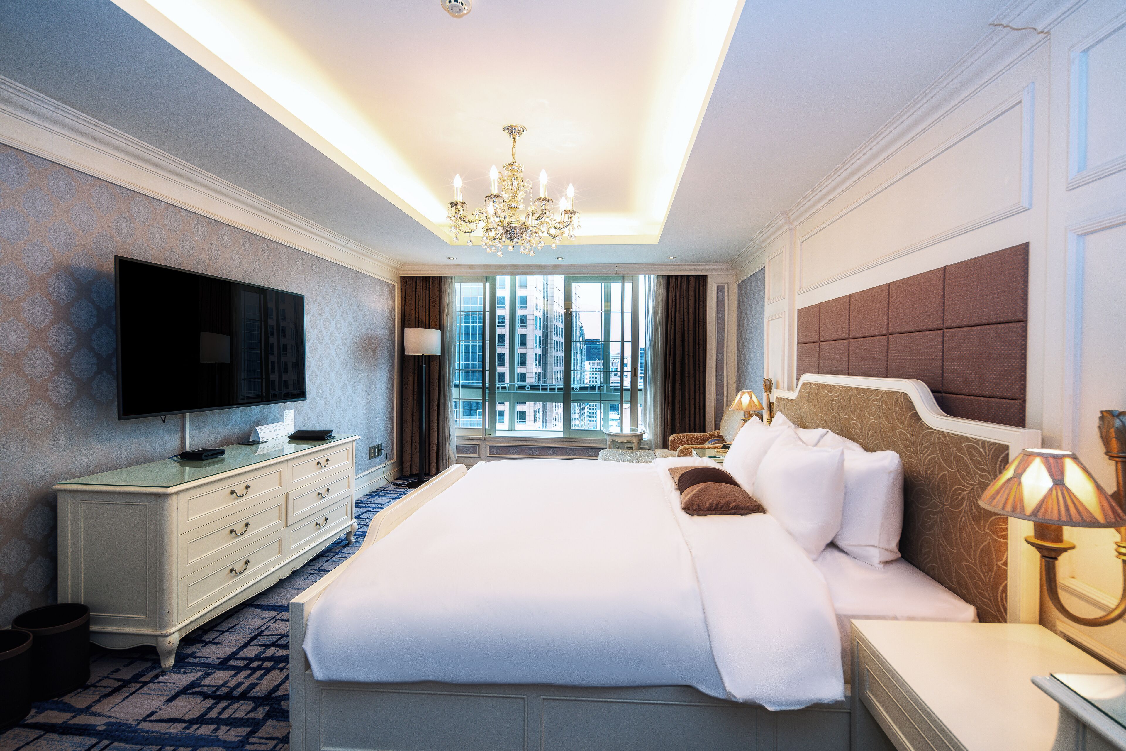 Hochwertige Bettwaren, Zimmersafe, individuell dekoriert, Schreibtisch