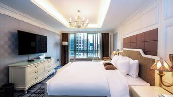 Ropa de cama de alta calidad y caja de seguridad en la habitación