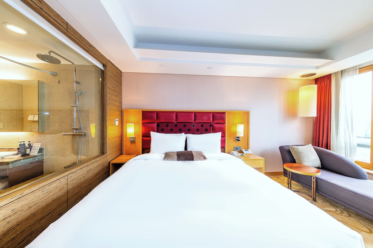 Premium Room, 1 Queen Bed (Breakfast for 1 Included) | Premium bedding, in-room safe, individually decorated, desk
