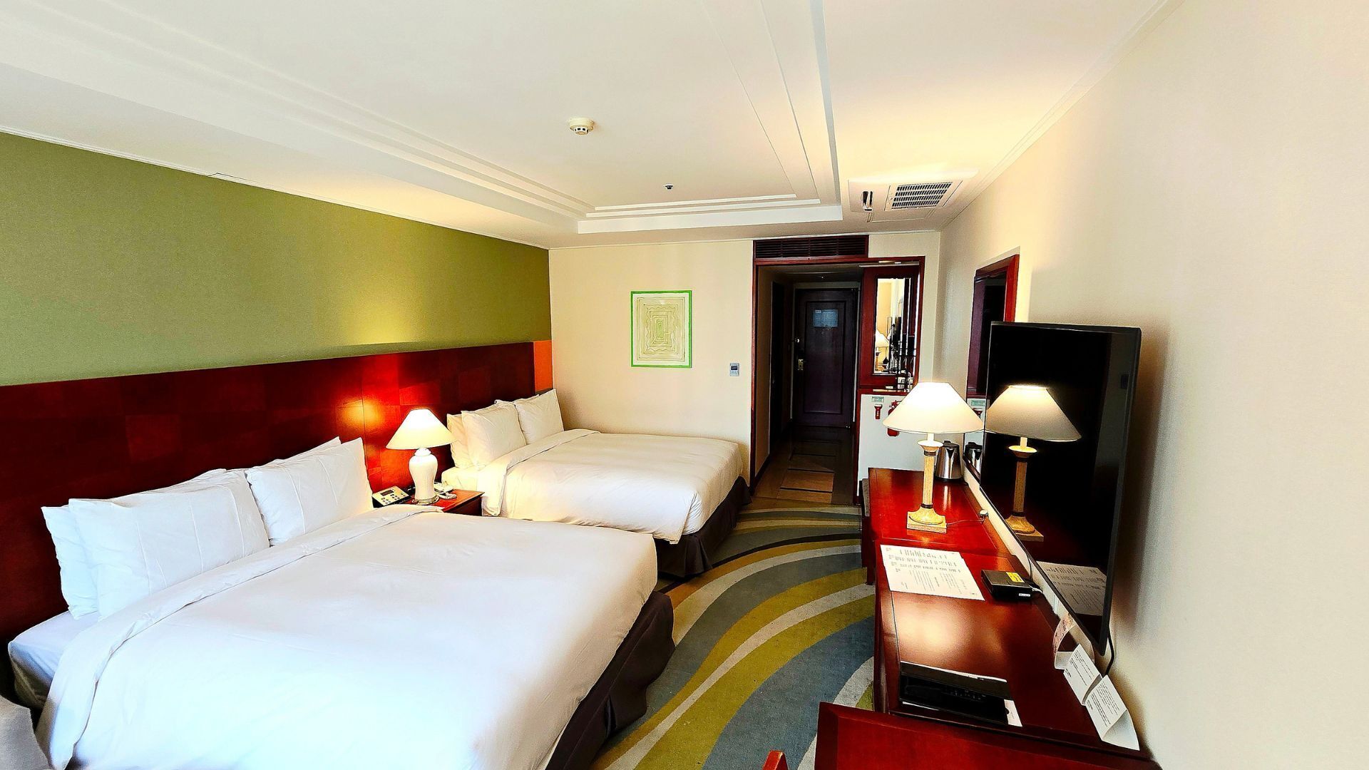 Ropa de cama de alta calidad y caja de seguridad en la habitación 