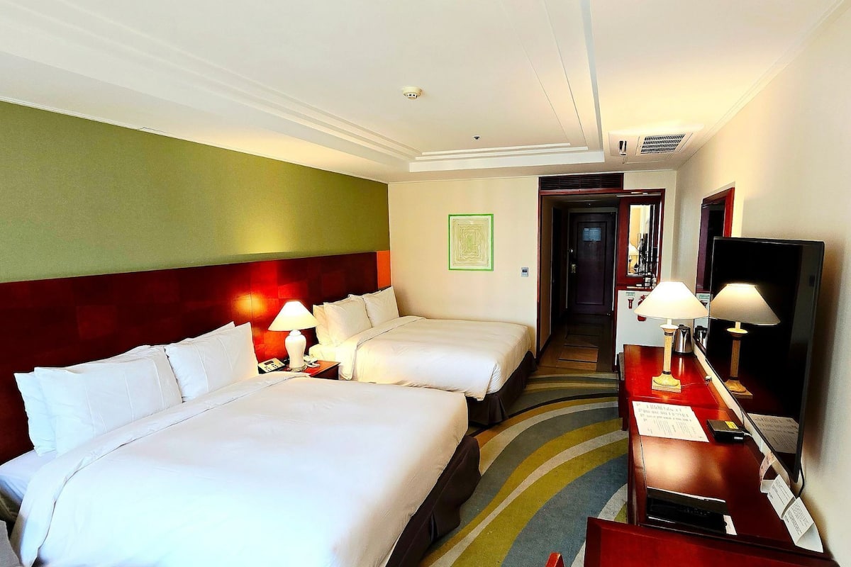 Ropa de cama de alta calidad y caja de seguridad en la habitación