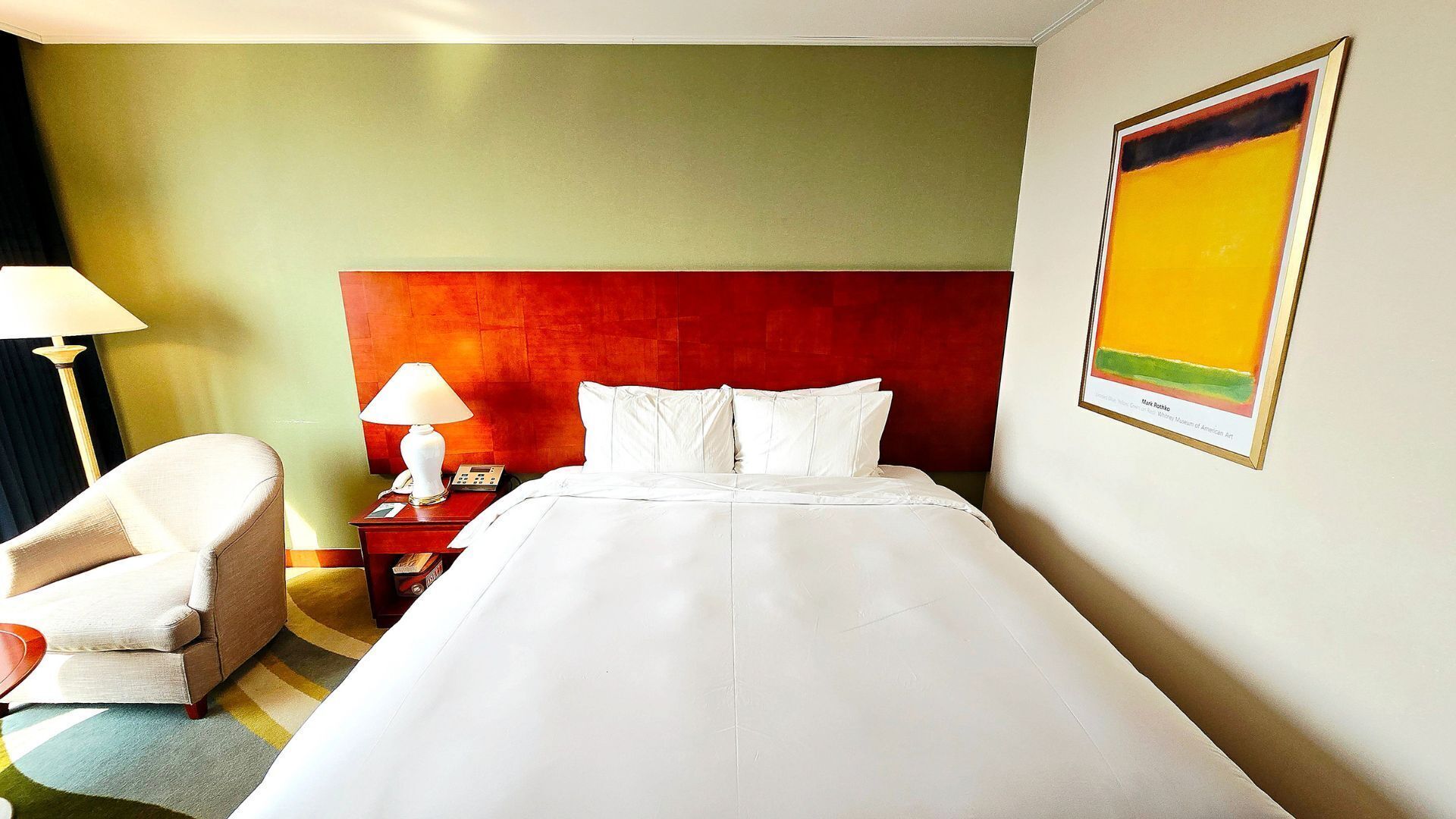 Ropa de cama de alta calidad y caja de seguridad en la habitación 