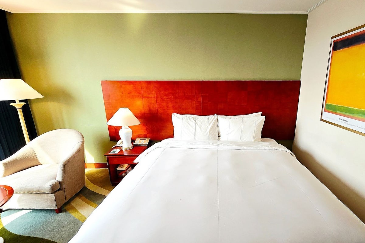 Ropa de cama de alta calidad y caja de seguridad en la habitación