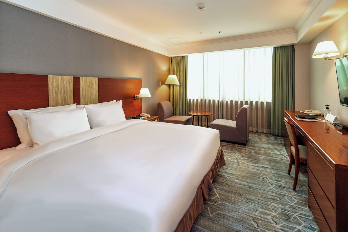 Deluxe Room, 1 Queen Bed (Breakfast for 1 Included) | Premium bedding, in-room safe, individually decorated, desk