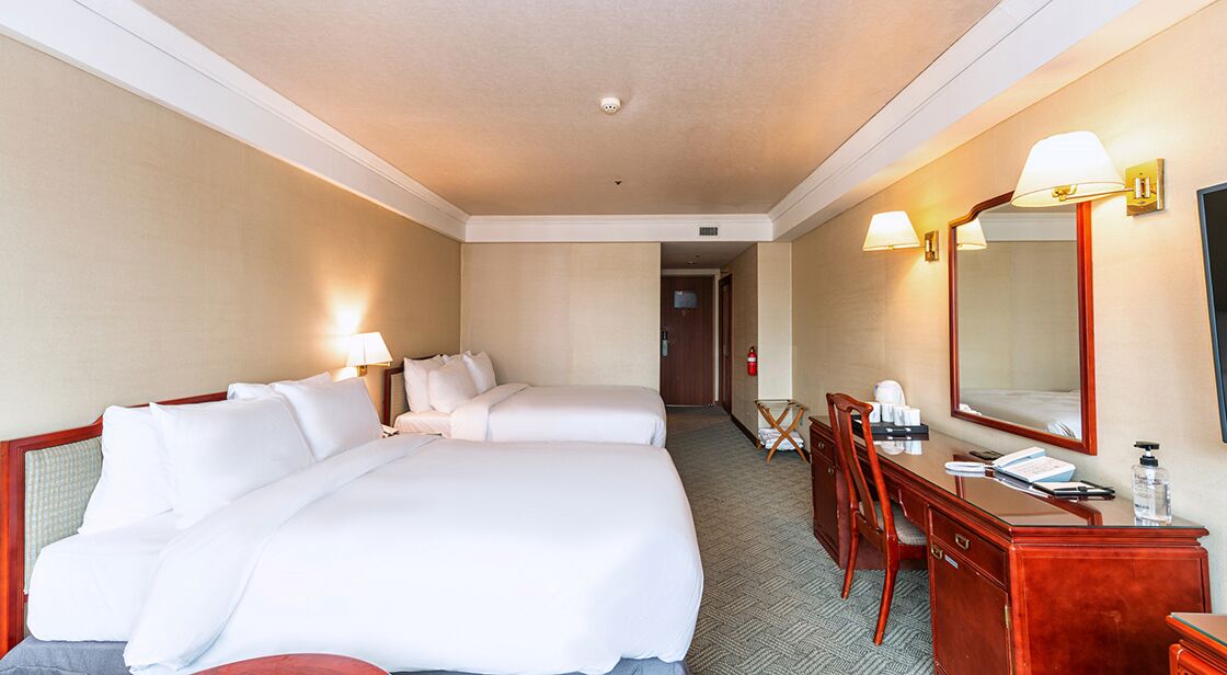 أغطية فراش متميزة وخزنة داخل الغرفة وبديكورات فريدة لكل غرفة ومكتب