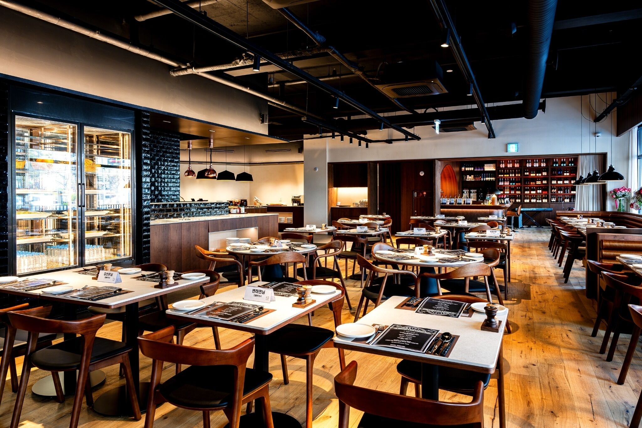 Breakfast and dinner served