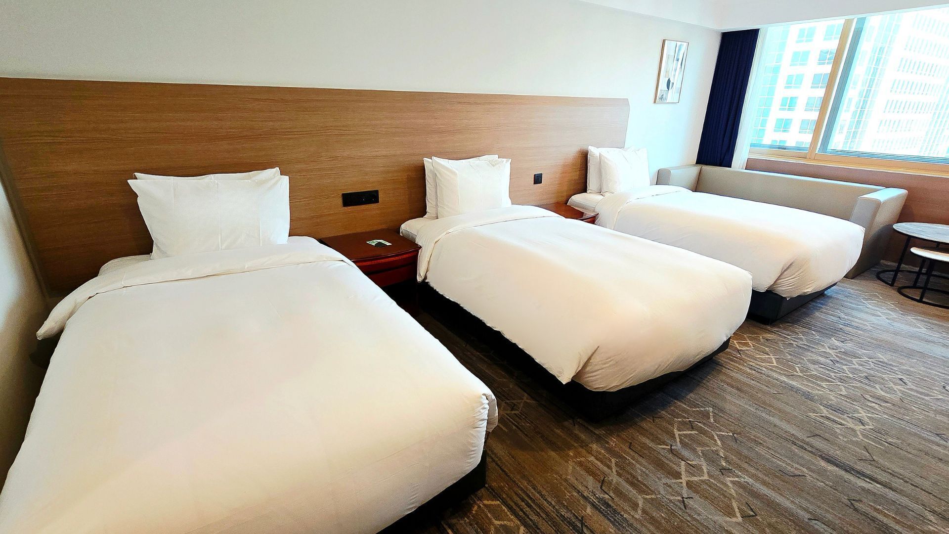 Ropa de cama de alta calidad y caja de seguridad en la habitación 