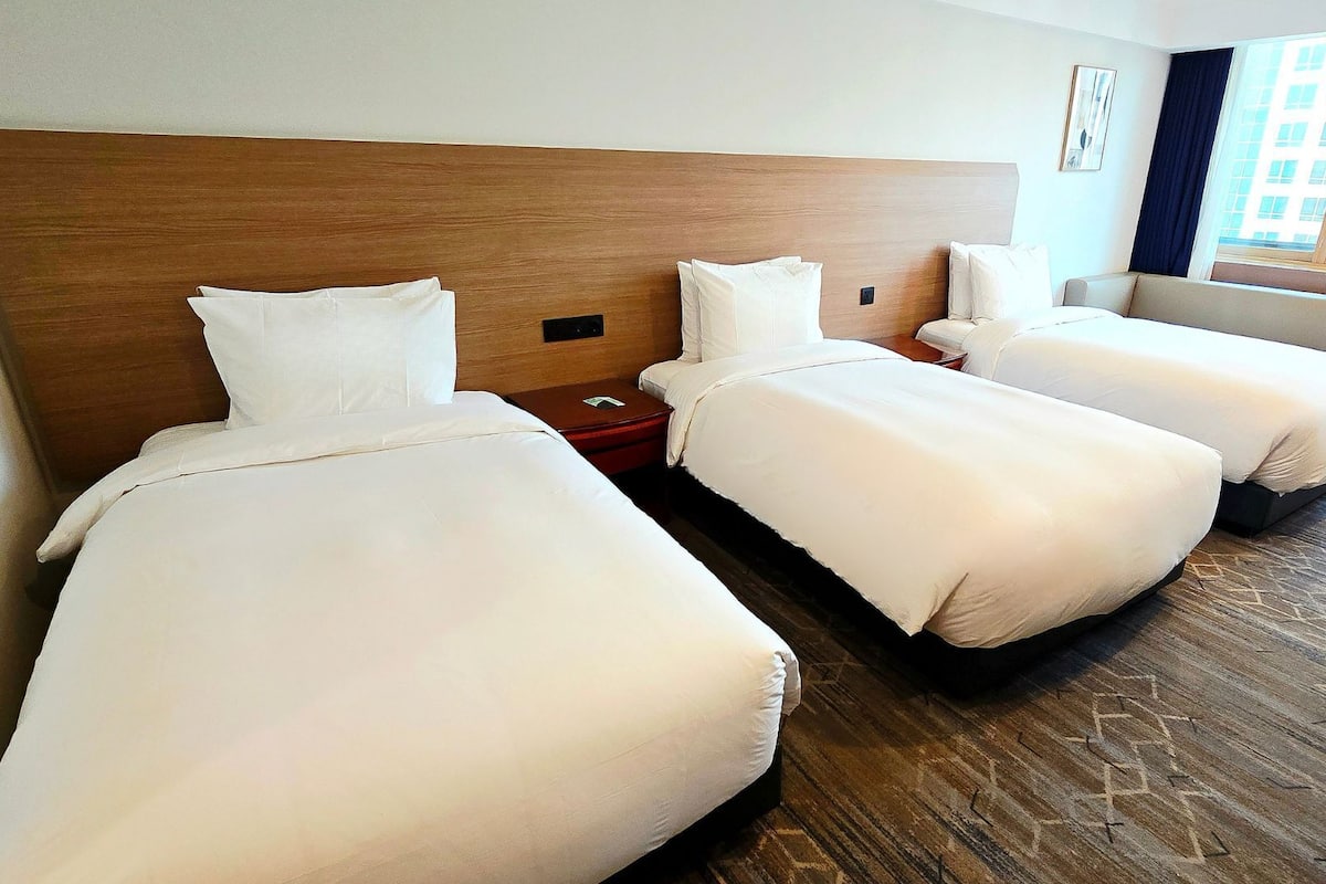 Ropa de cama de alta calidad y caja de seguridad en la habitación