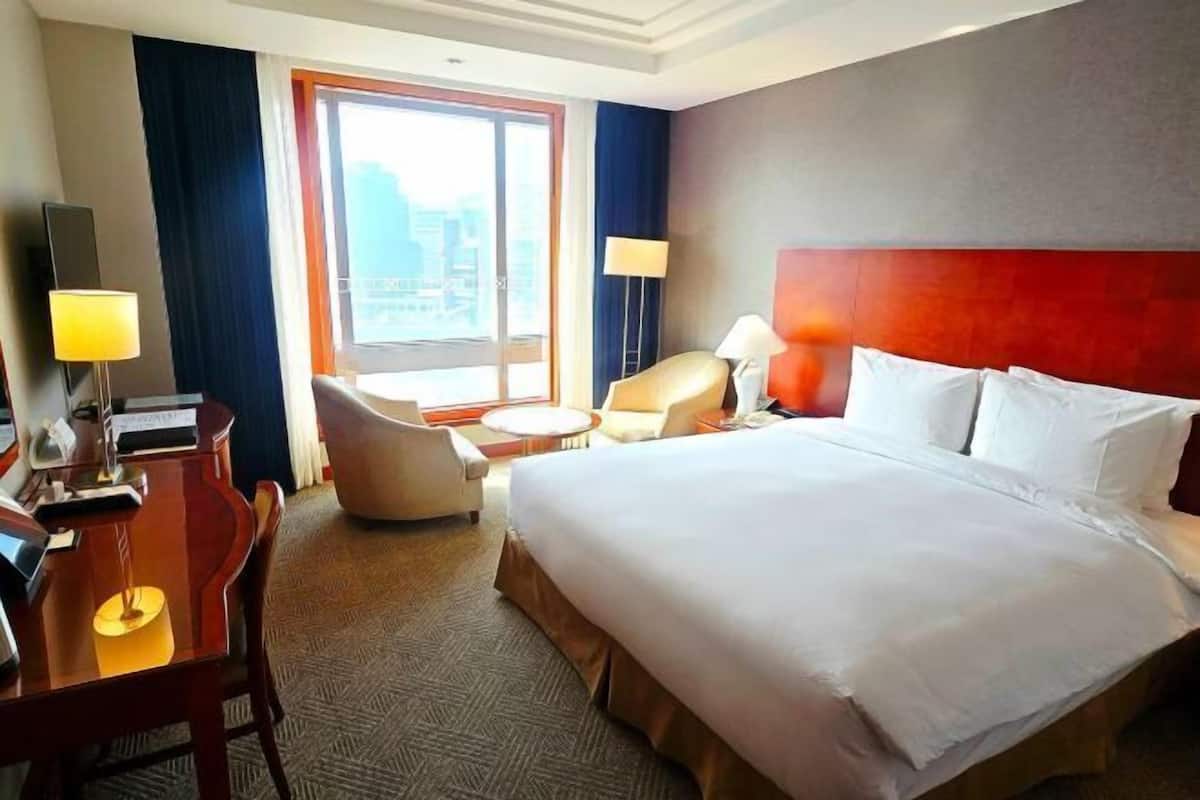 Premium bedding, in-room safe, individually decorated, desk