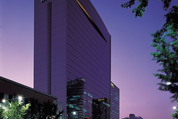 Fachada de la propiedad por la tarde o noche