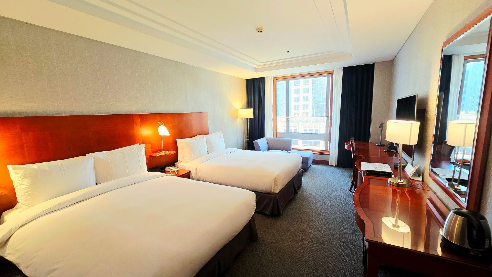 Ropa de cama de alta calidad y caja de seguridad en la habitación 