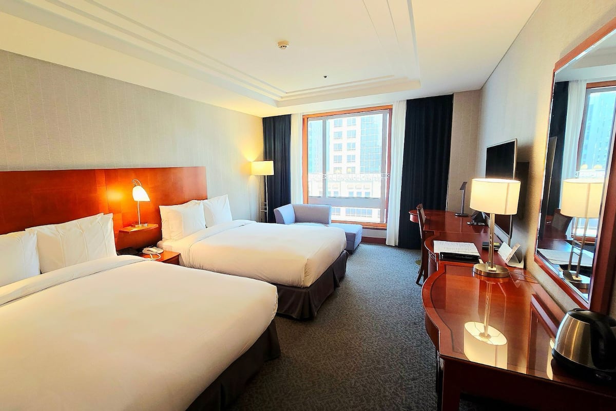 Ropa de cama de alta calidad y caja de seguridad en la habitación