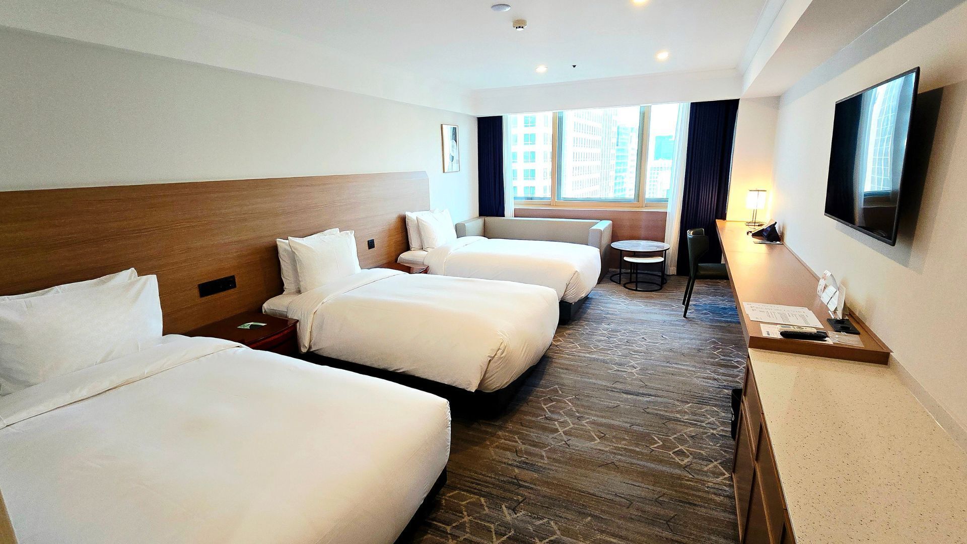 Ropa de cama de alta calidad y caja de seguridad en la habitación 