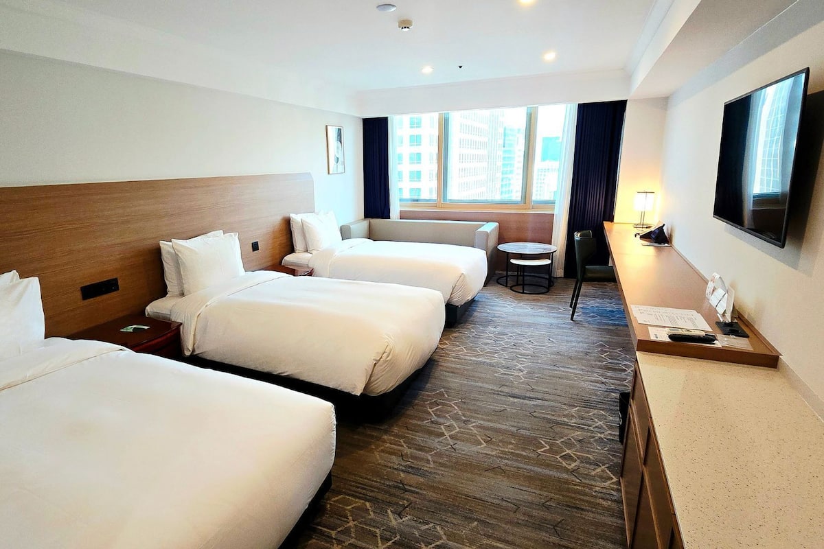 Ropa de cama de alta calidad y caja de seguridad en la habitación