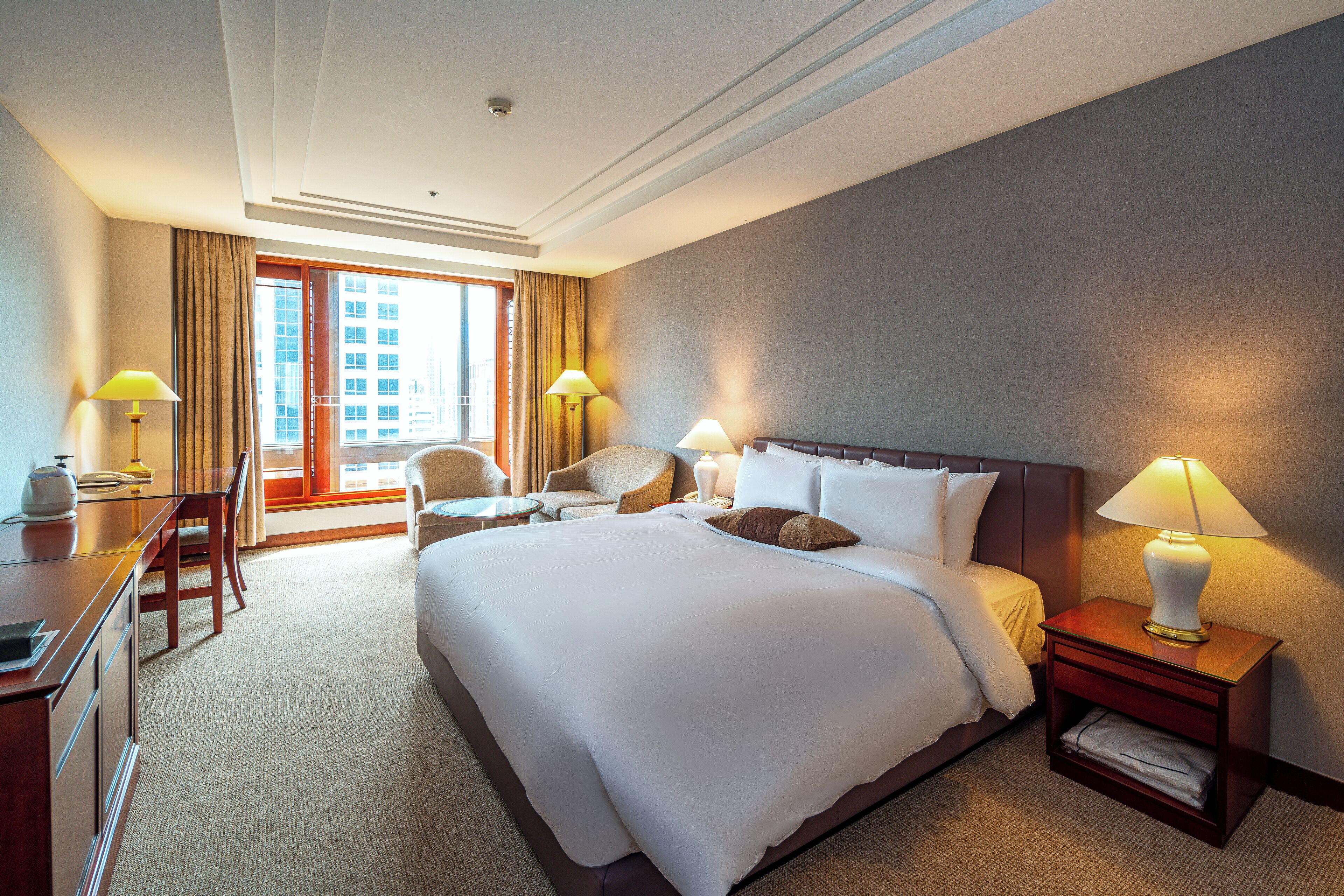 Deluxe Queen (B), Breakfast for 1 Included | Premium bedding, in-room safe, individually decorated, desk