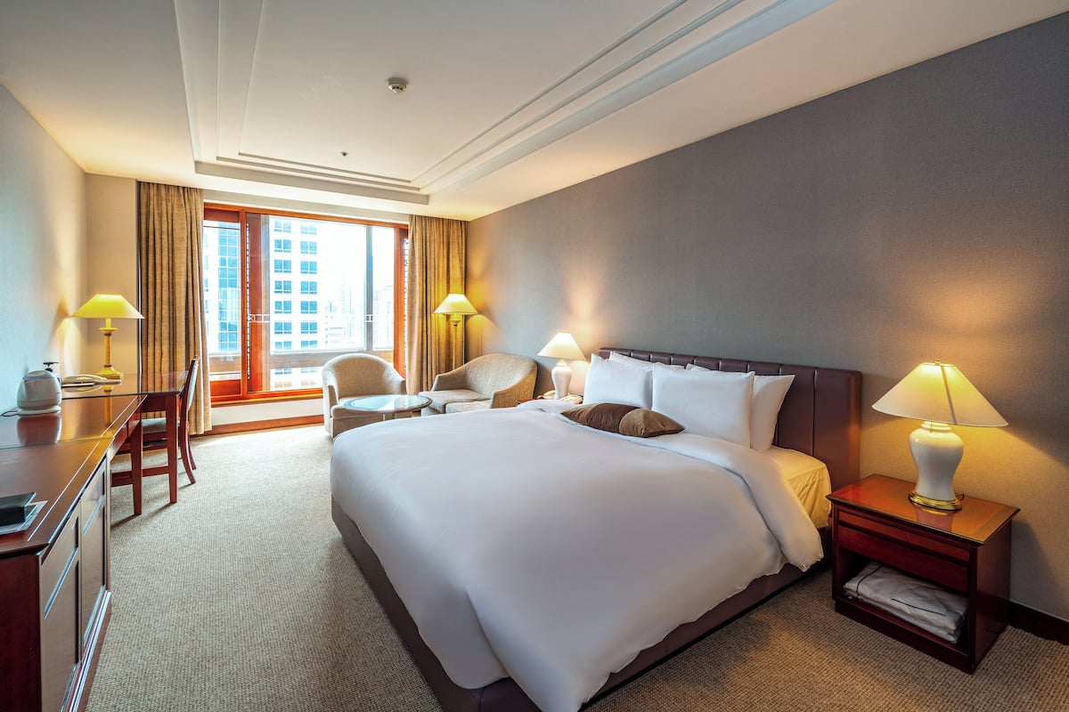 Deluxe Queen (B), Breakfast for 1 Included | Premium bedding, in-room safe, individually decorated, desk