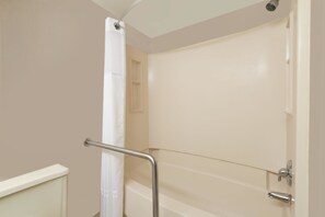 Room, 1 Queen Bed, Accessible, Non Smoking (Mobility Accessible) | Bathroom