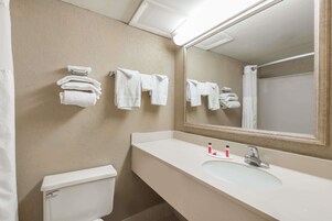 Bañera con ducha, secador de pelo, toallas