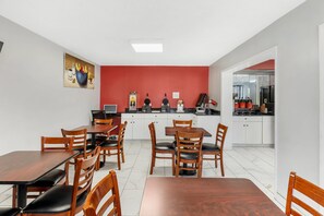 Free daily continental breakfast  - Econo Lodge Research Triangle Park (Durham)